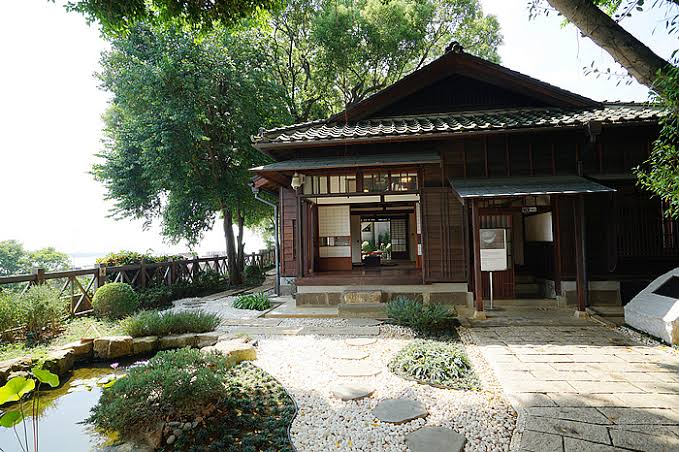 河岸邊的老屋